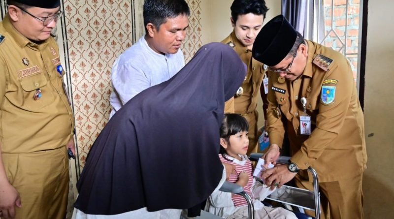 Bocah 6 Tahun Terima Bantuan Kursi Roda Langsung dari Maulana-Diza
