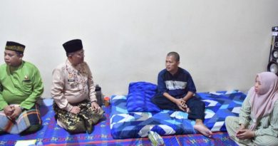 ​”Momen Wali Kota Jambi Maulana Kunjungi Warga Penderita Stroke: ‘Kami Hadir Untuk Bapak'”