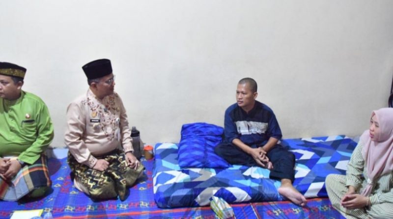 ​”Momen Wali Kota Jambi Maulana Kunjungi Warga Penderita Stroke: ‘Kami Hadir Untuk Bapak'”